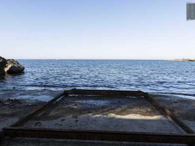 Qui il contrasto tra l�azzurro dell�acqua e i resti arrugginiti di vari oggetti � impietoso